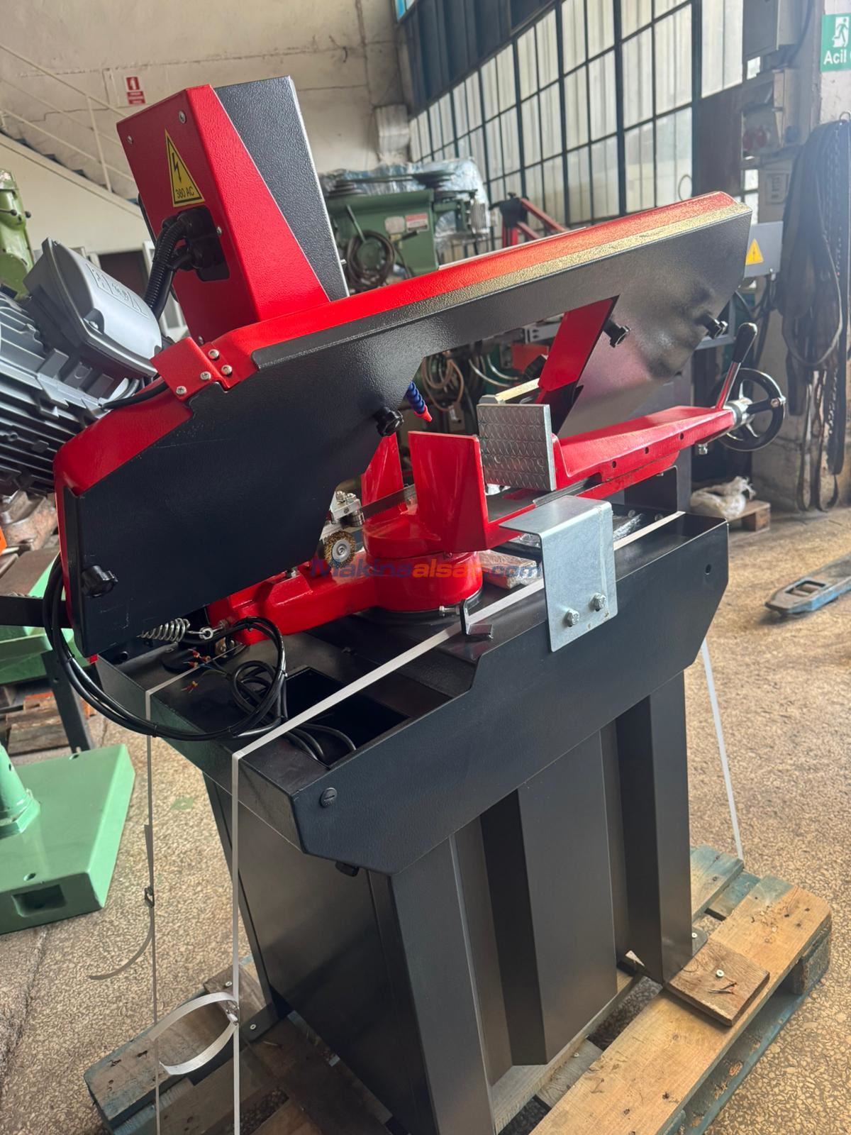 SIFIR 200LÜK AÇILI YARI OTOMATİK ŞERİT TESTERE