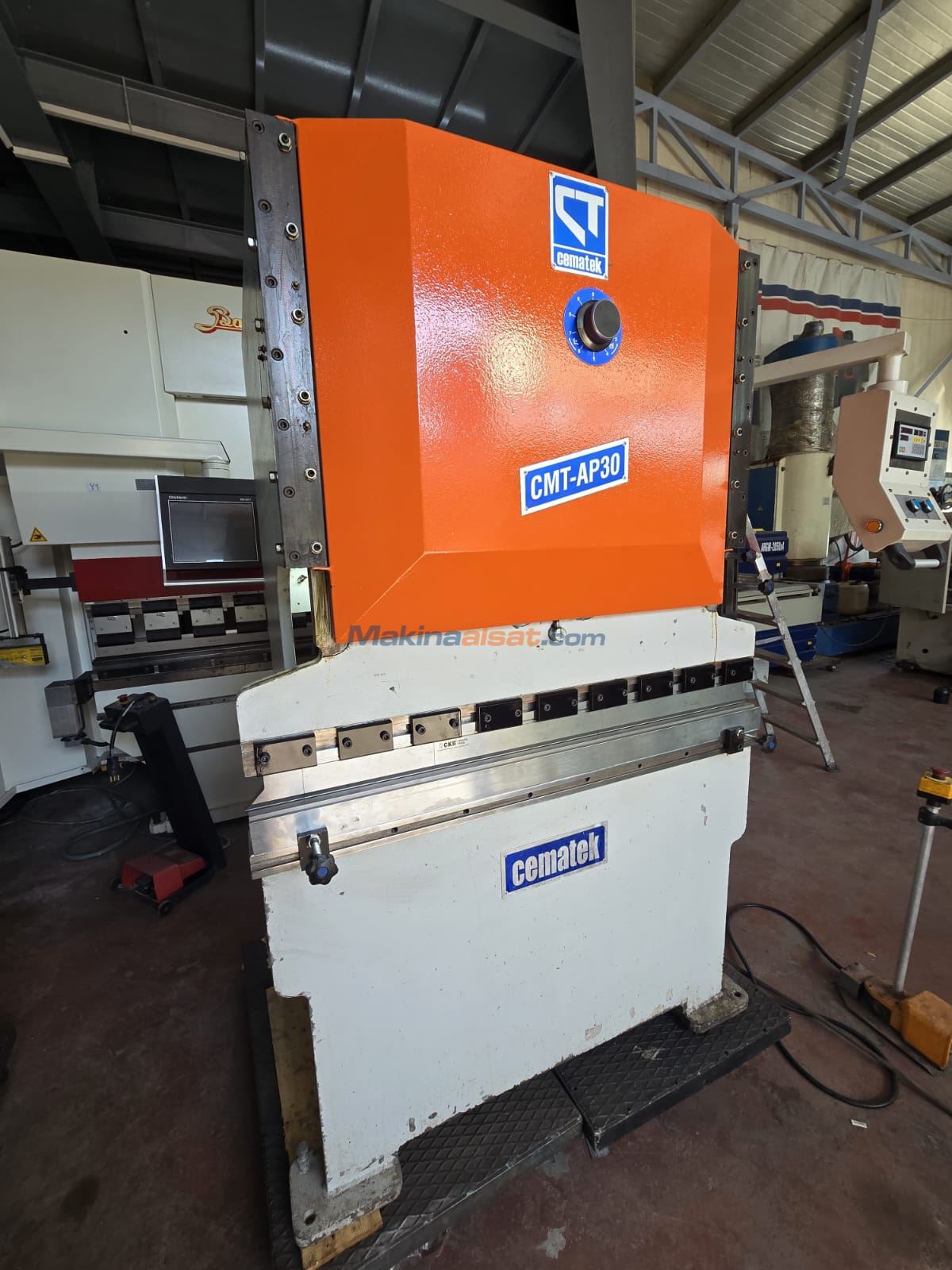 CEMATEK 1250 x 30 TON ARKA DAYAMA NC KONTROLLÜ REVİZYONLU ABKANT PRES