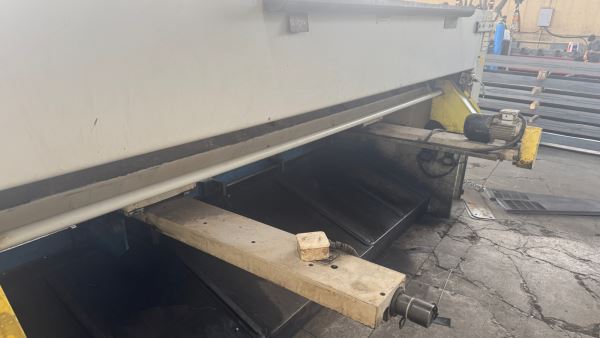 3 METRE 6 MM HİDROLİK GİYOTİN MAKAS (TAKAS OLUR)