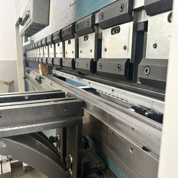 DURMAZLAR MARKA AD-S 3050 x 100 TON CNC HİDROLİK ABKANT PRES