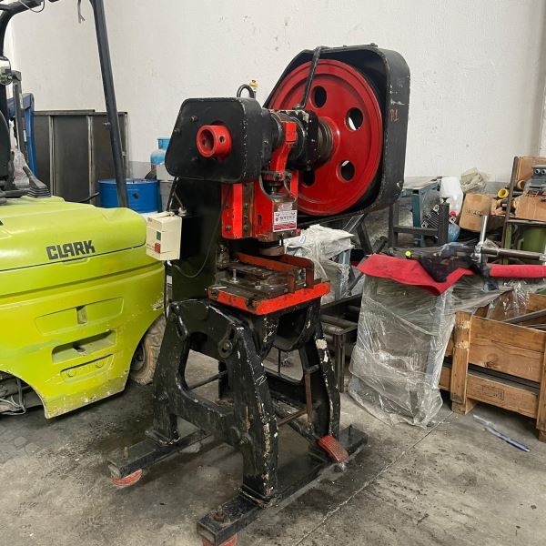 DİRİNLER MARKA 15 TON DÖKÜM GÖVDE EKSANTRİK PRES