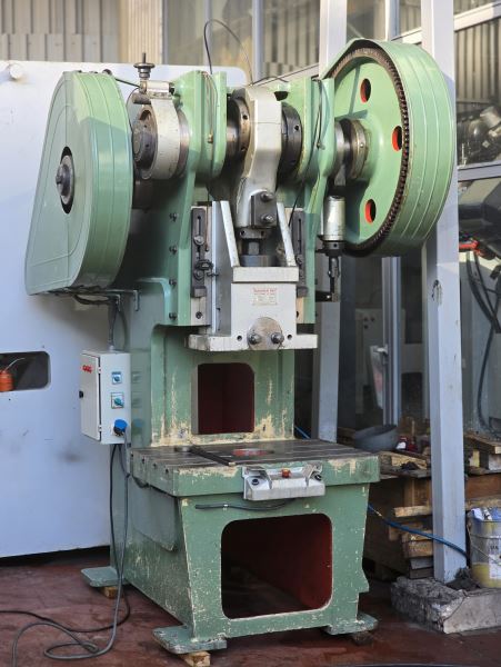 130 TON PNOMATİK AYAK PEDALLI ÇİFT EL BUTONLU EKSANTRİK PRES