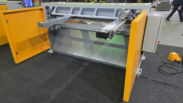 1350 - 1550 - 2050 MM X 3MM REDÜKTÖR MOTORLU GİYOTİN MAKAS