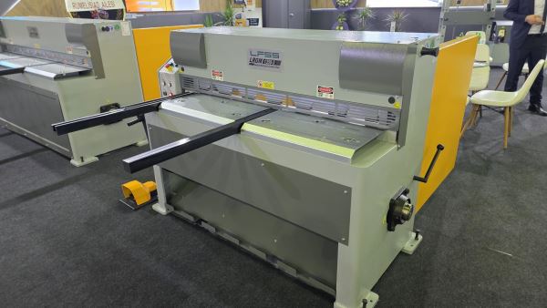 1350 - 1550 - 2050 MM X 3MM REDÜKTÖR MOTORLU GİYOTİN MAKAS