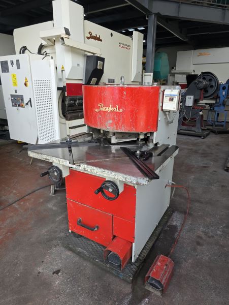 BAYKAL HKA 200 x 4MM HİDROLİK AÇI AYARLI KÖŞE KESME MAKİNASI