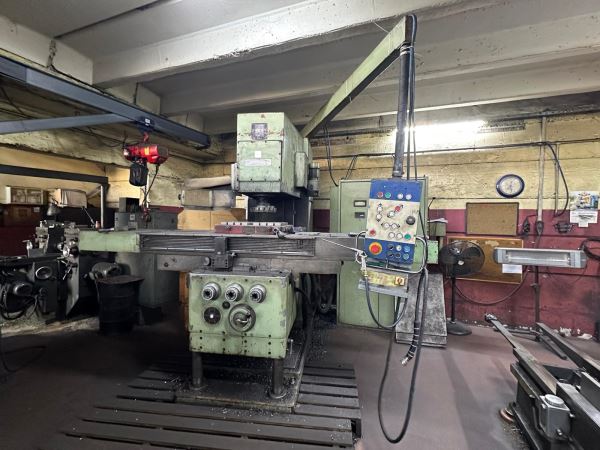 TABLASI YUKARI AŞAĞI HAREKET EDEN TEMİZ BÜYÜK KAFALI FREZE