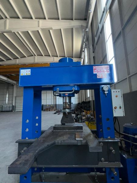 250 TON ATÖLYE TİPİ HİDROLİK PRES