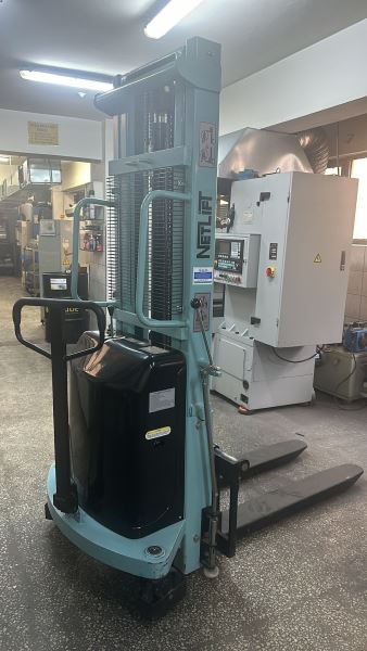 Çok Temiz Akü Değişimli Elektrikli İstif Makinesi