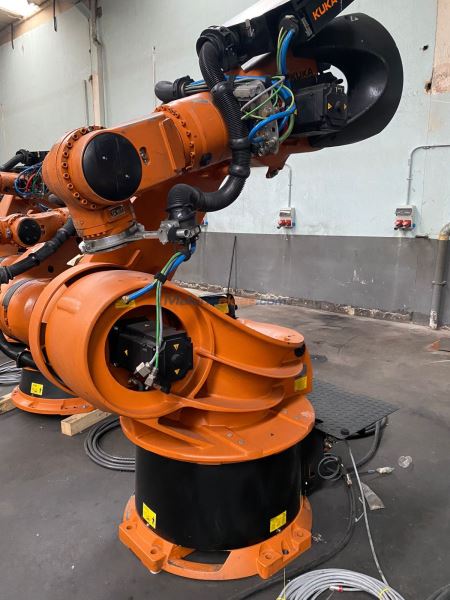 KUKA KRC2 KR240-2 SPINDLE VE TOOL CHANGER İLE BİRLİKTE ENDÜSTRİYEL ROBOT
