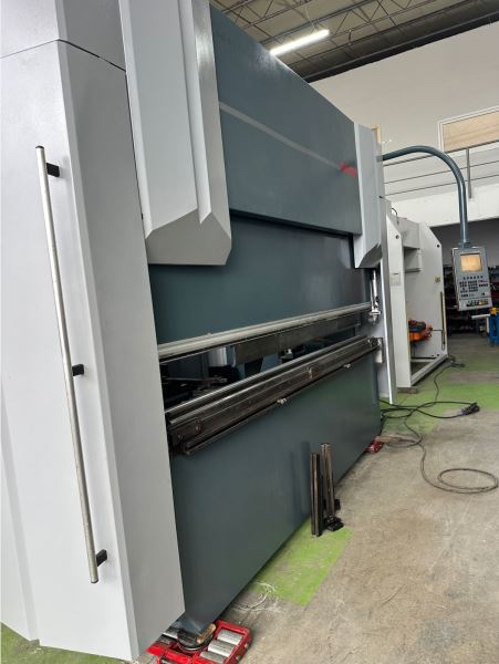 AD-S 3100 x 135 TON Abkant
