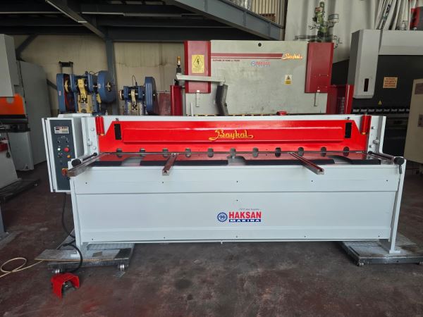 2004 BAYKAL RGS 2560 x 4 mm REVİZYONLU MOTORLU GİYOTİN MAKAS