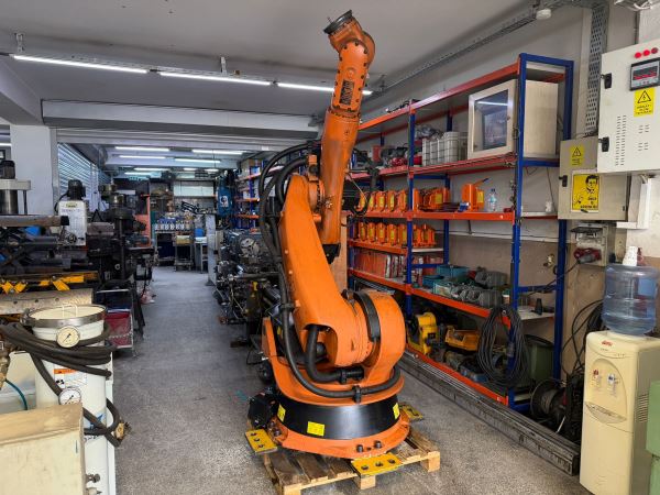 KUKA KR100 ROBOT