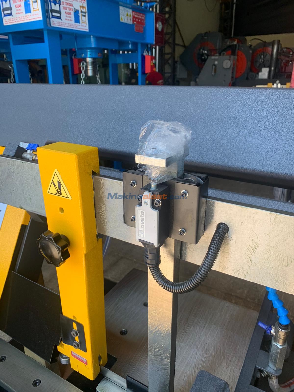 BEKAMAK BMSY 320 G YARI OTOMATİK ŞERİT TESTERE