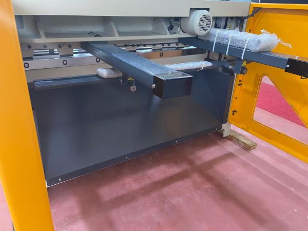 LRGM 1550X3 MM. NC REDÜKTÖRLÜ GİYOTİN MAKAS