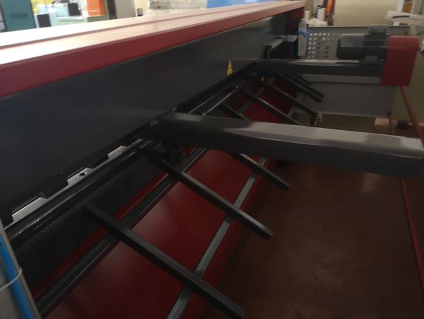 3050 MM - 2550 MM - 1550 MM X 3MM - 4MM - 5MM DİJİTAL ARKA DAYAMA REDÜKTOR MOTORLU GİYOTİN MAKAS