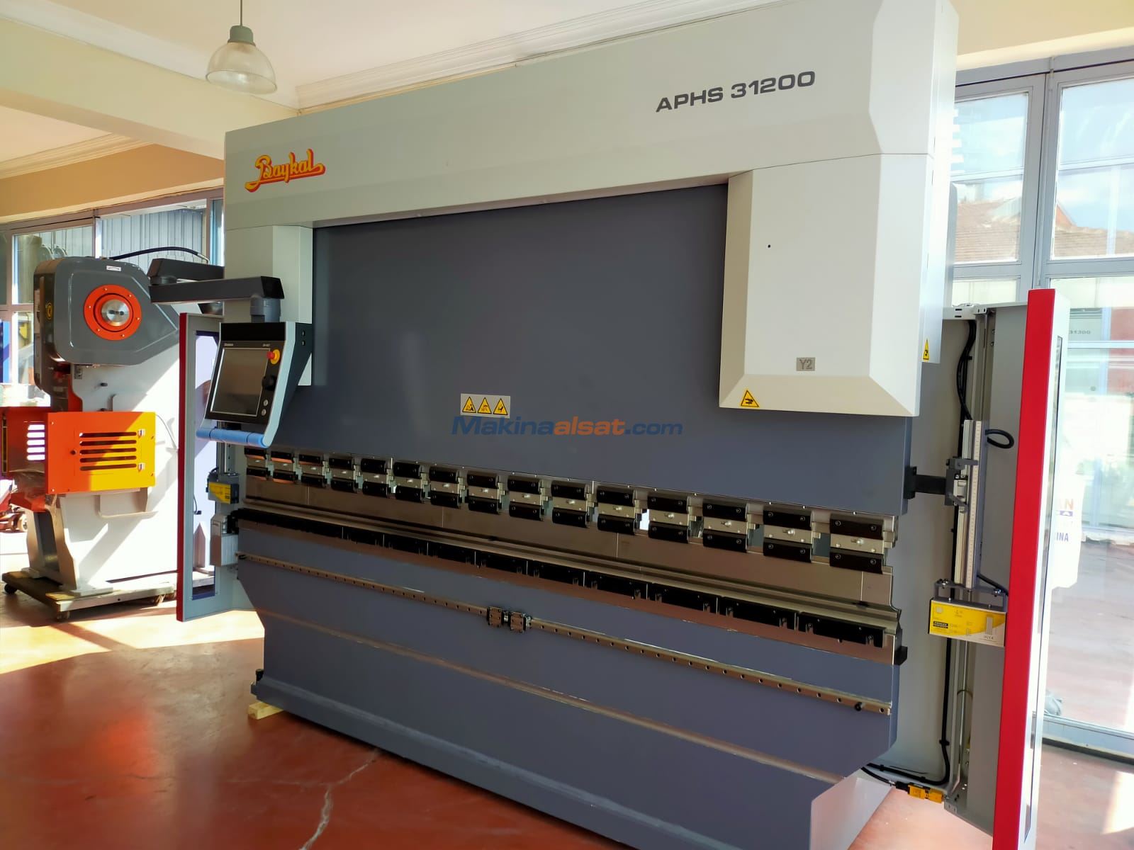 STOKTAN TESLİM!! BAYKAL APHS 31200 SIFIR DELEM 66 EKRAN MOTORLU BOMBELEME CNC HİDROLİK ABKANT